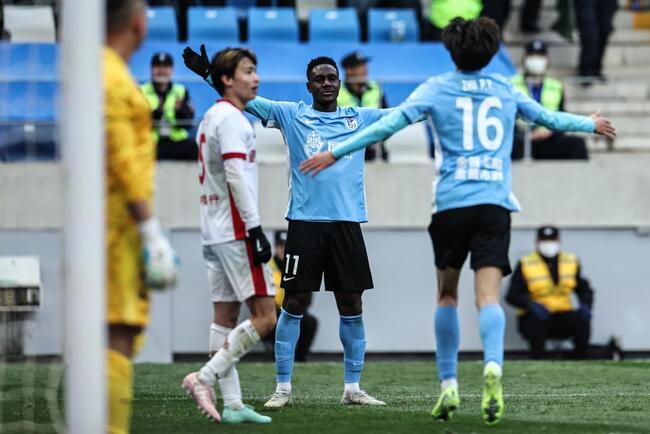 Cuộc chạm trán gay cấn giữa Dalian Yingbo vs Zhejiang FC